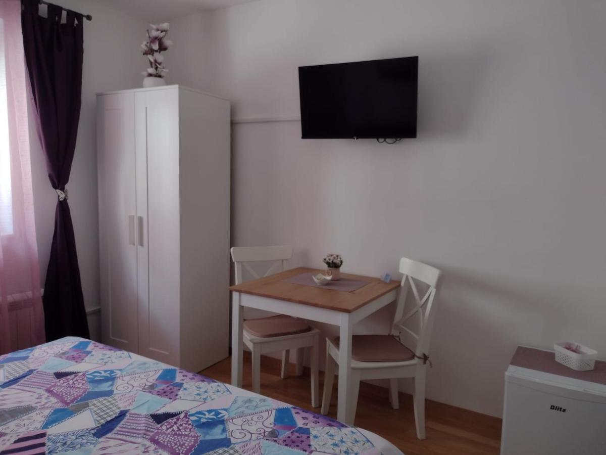 Room Armani Ровин Екстериор снимка